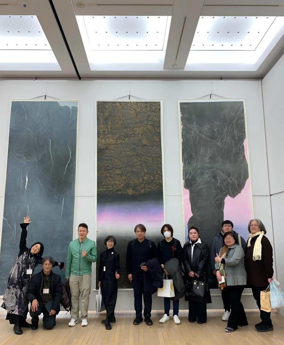 （左：日本NAU成員針谷智子、日本NAU事務局局長 橋谷勇慈、日本NAU運營委員 TOKYO Takashi、日本NAU成員 YUKIKO、日本NAU台灣首位成員 王穆提與台灣藝術家李佳玲、廖純沂眷屬等人）